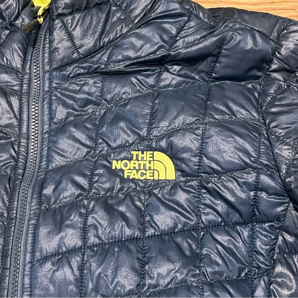 The North Face Thermoball womens hooded jacket. Size Large - Picture 2 of 16